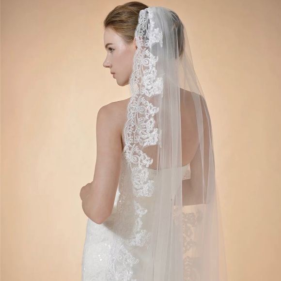 New Beautiful cathedral lace edged soft w/ comb main image 7